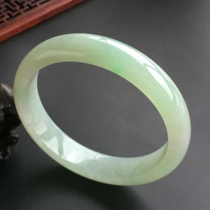 (超值推荐)糯冰种晴水略飘翠手镯(60mm)