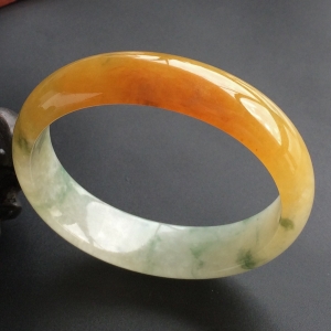 (超值推荐)糯冰种黄翡飘花贵妃镯(58.7mm-51.5mm)