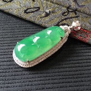 (超值推荐)冰种翠绿镶白金钻石四季豆胸坠