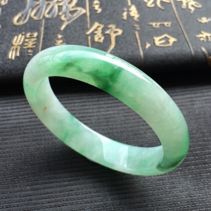 (超值推荐)糯冰种飘绿花贵妃手镯(54.1mm-50mm)