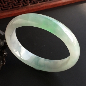 (超值推荐)糯冰种飘花贵妃镯(56mm-50mm)