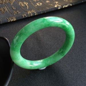 (超值推荐)糯冰种飘翠圆条手镯(57.2mm)