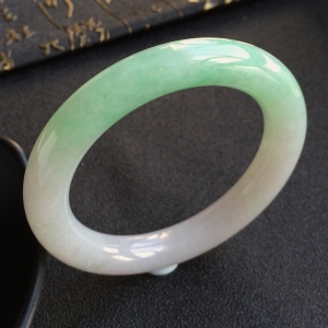 (超值推荐)糯冰种绿晴水圆条手镯(55.5mm)