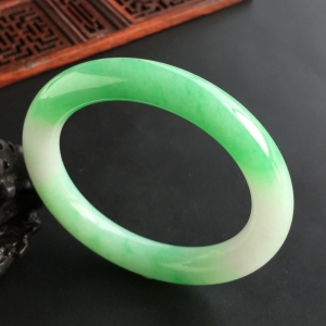 (超值推荐)糯冰种豆绿圆条手镯(58.6mm)