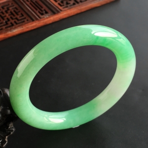 (超值推荐)糯冰种豆绿圆条手镯(56mm)