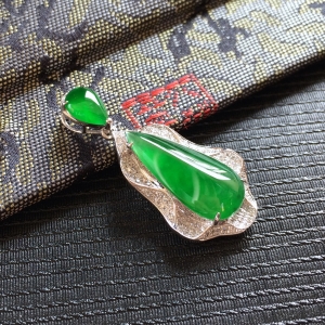 (超值推荐)冰种阳绿镶白金钻石水滴胸坠