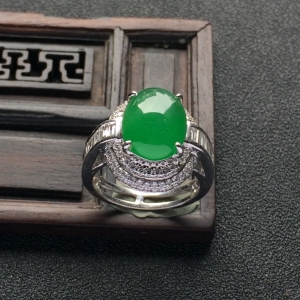 （超值推荐）镶白金钻石冰种翠色戒指