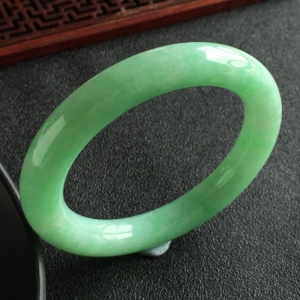 (超值推荐)糯冰种豆绿圆条手镯(55mm)