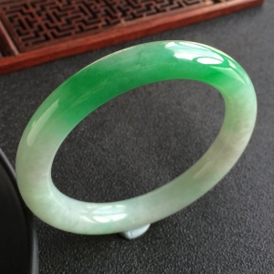 (超值推荐)糯冰种飘翠圆条手镯(56.7mm)