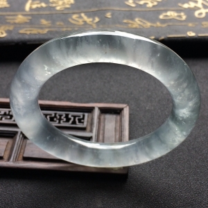 （超值推荐）冰玻种淡晴水圆条手镯（54.5mm）