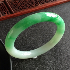(超值推荐)糯冰种飘翠圆条手镯(57.1mm)