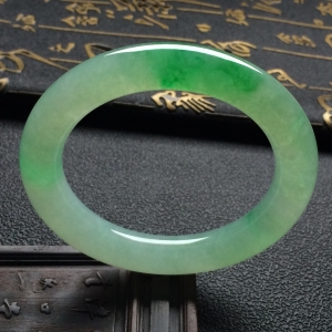 （超值推荐）糯冰种飘翠圆条手镯（55.5mm）