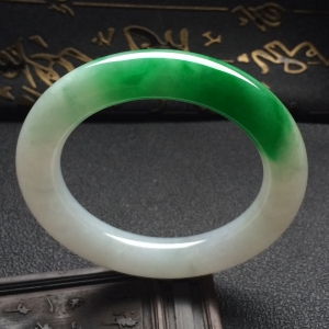 （超值推荐）糯冰种飘阳绿圆条手镯（56.6mm）