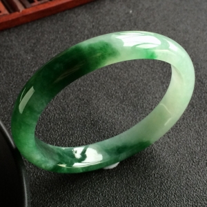 (超值推荐)糯冰种飘绿花贵妃镯(54.7mm-47.7mm)
