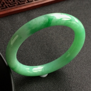 (超值推荐)糯冰种飘翠圆条手镯(54.6mm)