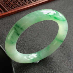 (超值推荐)糯冰种飘翠圆条手镯(56.4mm)