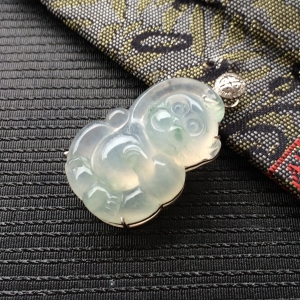 (超值推荐)冰种淡晴水略飘花镶白金钻石灵猴胸坠