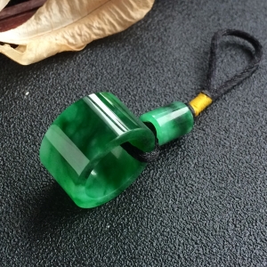 (超值推荐)糯冰种浓绿路路通挂件