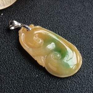 (超值推荐)糯冰种黄加绿如意挂件(金扣)