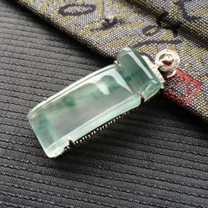 (超值推荐)冰玻种飘花镶白金钻石卷轴胸坠