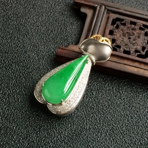 (超值推荐)糯冰种翠色镶彩金钻石水滴胸坠