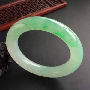 (超值推荐)糯冰种飘翠圆条手镯(57.2mm)