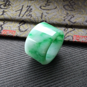 (超值推荐)糯冰种飘翠扳指