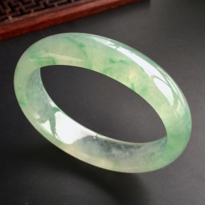(超值推荐)冰种飘绿花贵妃镯(58.1mm-51mm)