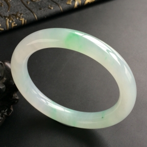 (超值推荐)糯冰种飘绿花圆条手镯(54.4mm)