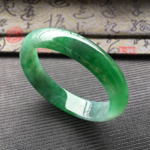 (超值推荐)糯冰种飘阳绿贵妃手镯(55.9mm-49.3mm)