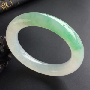(超值推荐)糯冰种飘绿花圆条手镯(56.6mm)