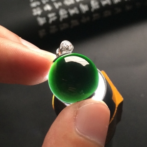（超值推荐）冰种墨翠镶白金钻石胸坠