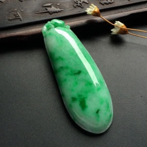 （超值推荐）糯冰种飘翠福瓜挂件