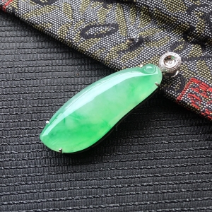 (超值推荐)冰种飘翠镶白金钻石福瓜胸坠