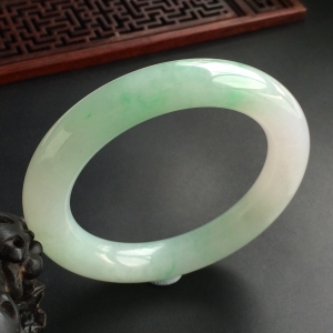 (超值推荐)糯冰种略飘翠圆条手镯(56.4mm)