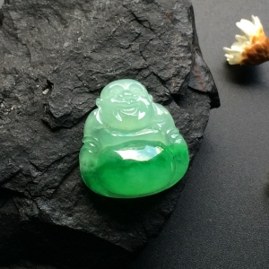 （超值推荐）冰种飘翠玉佛胸坠面