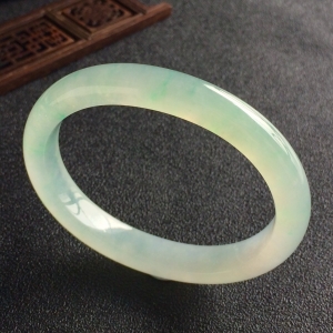 (超值推荐)冰种略飘绿花贵妃镯(56.8mm-49.6mm)