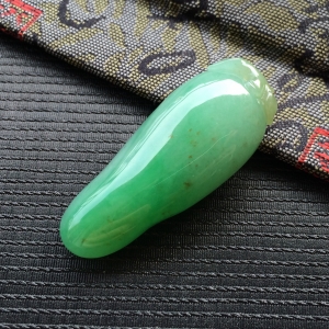 (超值推荐)糯冰种翠色略带黄翡福瓜挂件