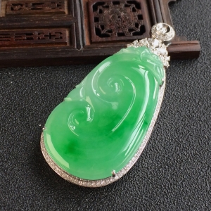 (超值推荐)冰种飘翠镶白金钻石如意胸坠