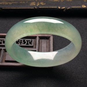 （超值推荐）冰种晴水略飘花贵妃镯（55.6mm-49.3mm）