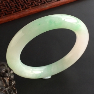(超值推荐)糯冰种飘绿花圆条手镯(56.6mm)