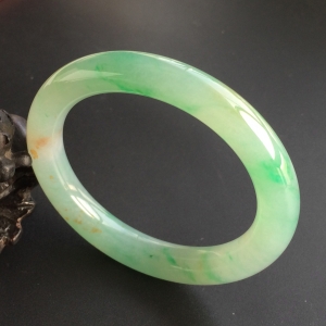 (超值推荐)糯冰种黄加绿圆条手镯(52.5mm)