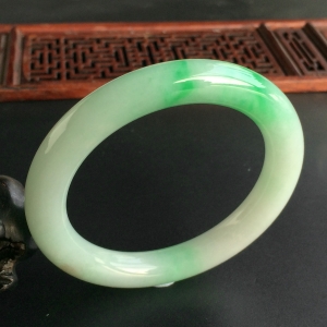 (超值推荐)糯冰种飘翠圆条手镯(51.7mm)