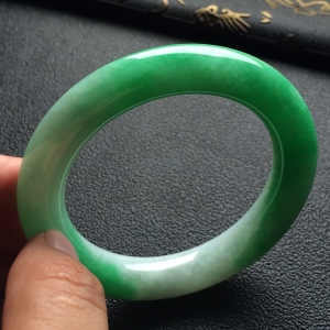 （超值推荐）糯冰种飘翠圆条手镯（57.7mm）