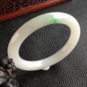 (超值推荐)糯冰种略飘翠圆条手镯(53.6mm)