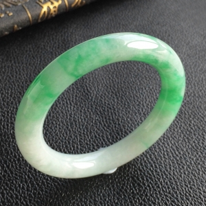 (超值推荐)糯冰种飘翠圆条手镯(52.3mm)