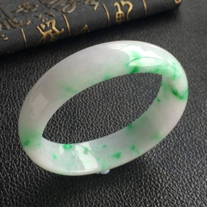 (超值推荐)糯冰种飘翠贵妃镯(56.7mm-50.1mm)