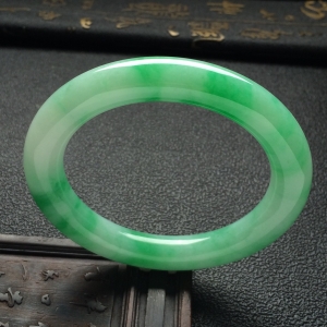 （超值推荐）糯冰种飘翠圆条手镯（55.7mm）