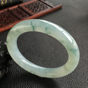 (超值推荐)糯冰种飘花圆条手镯(53.8mm)