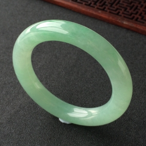 (超值推荐)糯冰种晴水略飘翠圆条手镯(54.3mm)